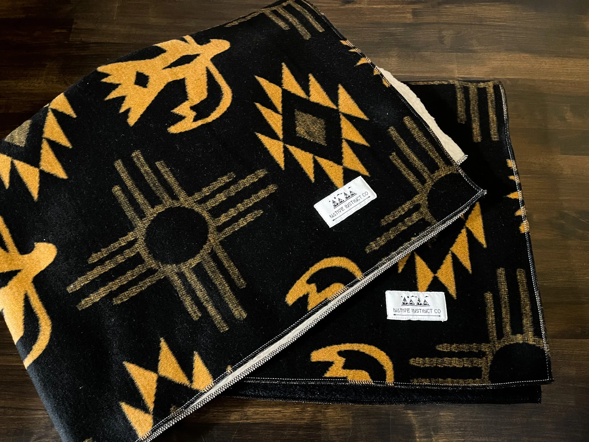 TAOS - Pet Sleeper Blanket with RuffTrek Sherpa